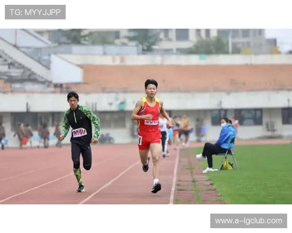 探究足球钉鞋鞋底设计对运动表现与场地适应性的全面综合影响机制